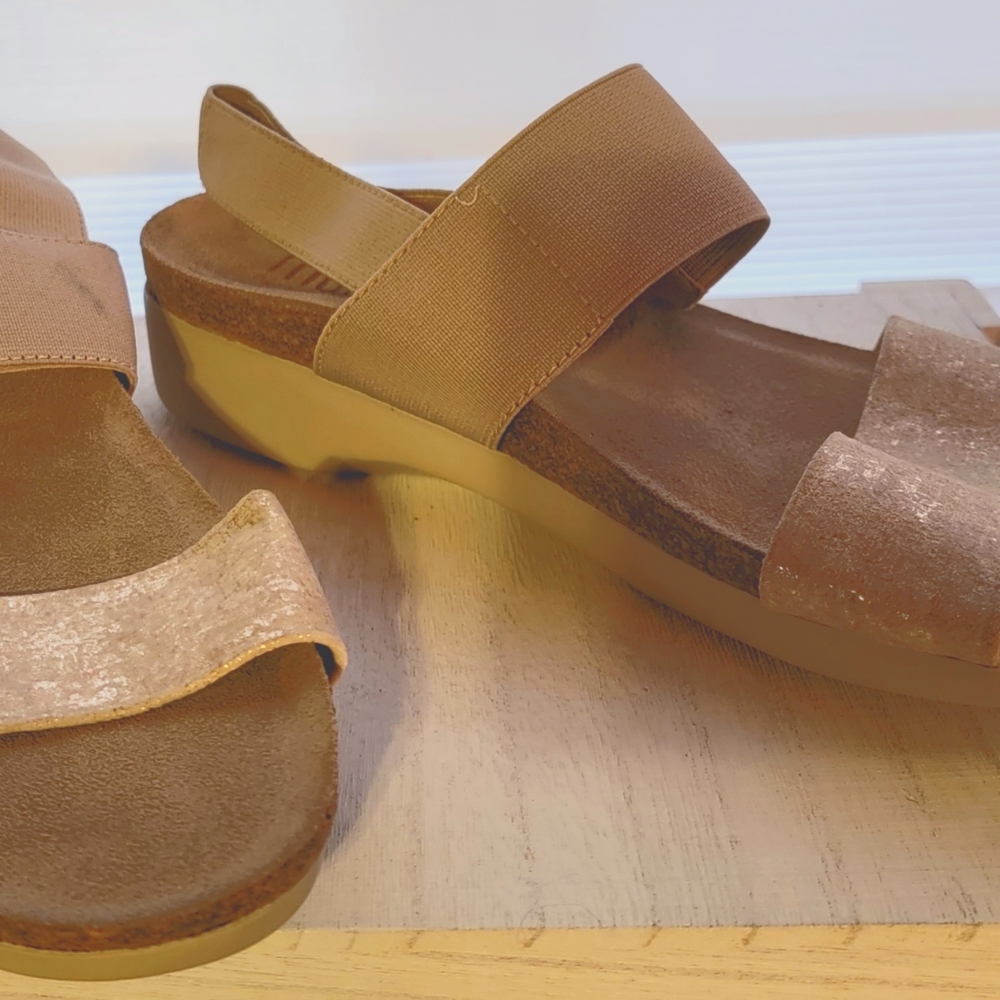 Women's Munro Sandals, Tan with Gold flakes, proper size M perfect fit shoes